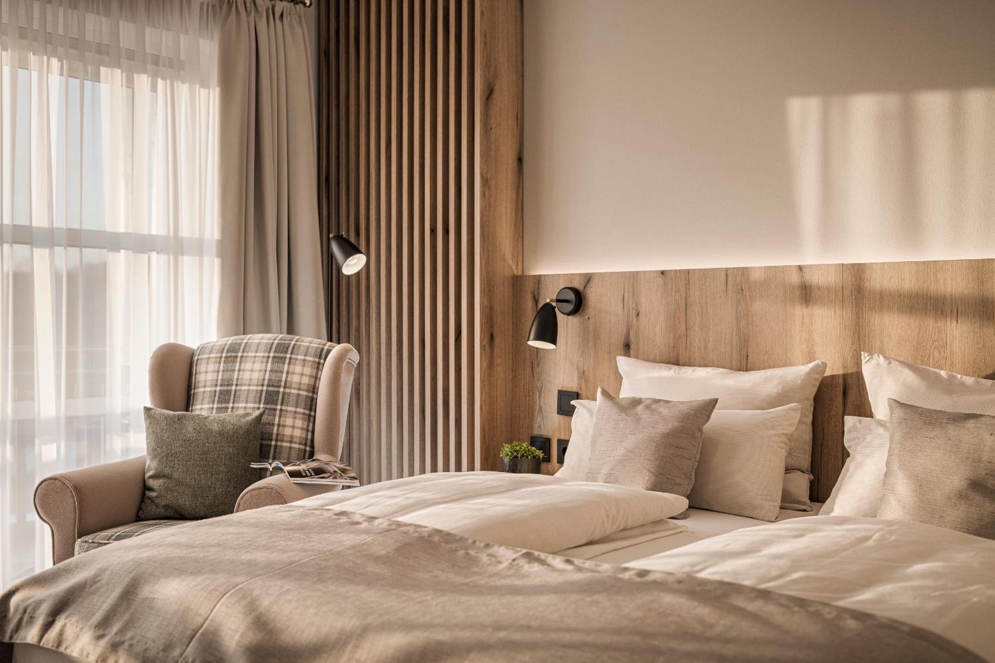 Zimmer mit Kingsize-Bett und Balkon